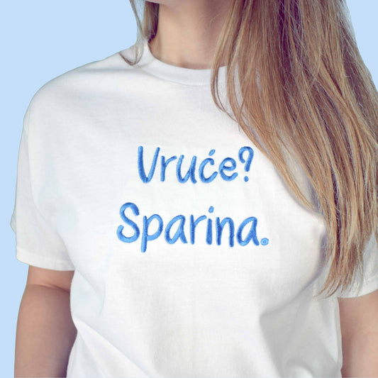 bijela majica kratkih rukava s vezom natpisa "Vruće? Sparina."
