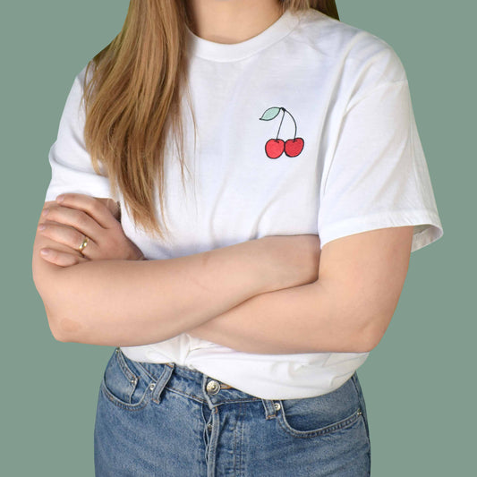 bijela majica kratkih rukava s vezom trešnje