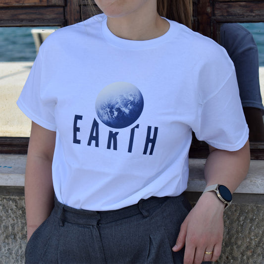 bijela majica kratkih rukava s printom planeta Zemlje