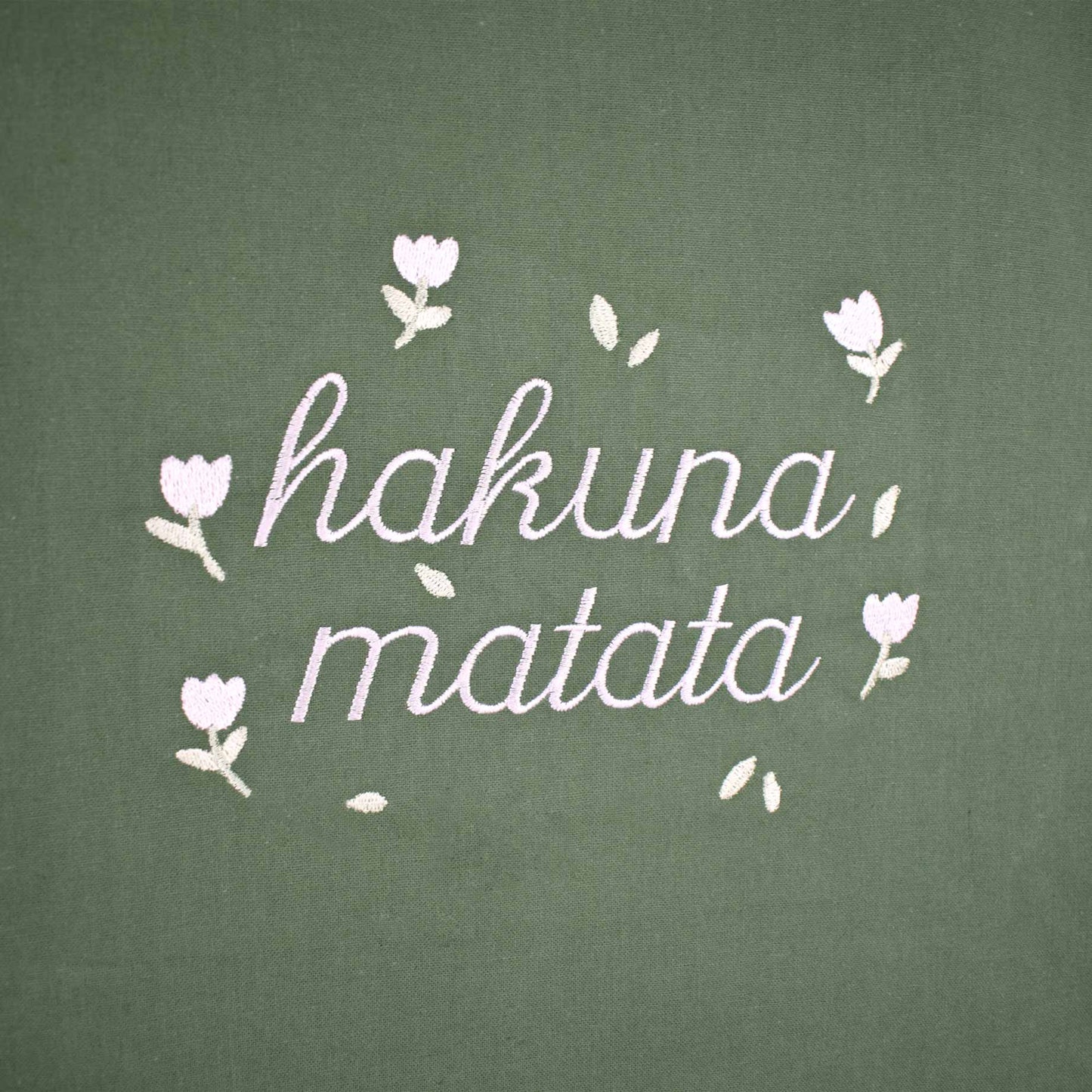 zeleni pamučni ceker s vezom natpisa "hakuna matata"