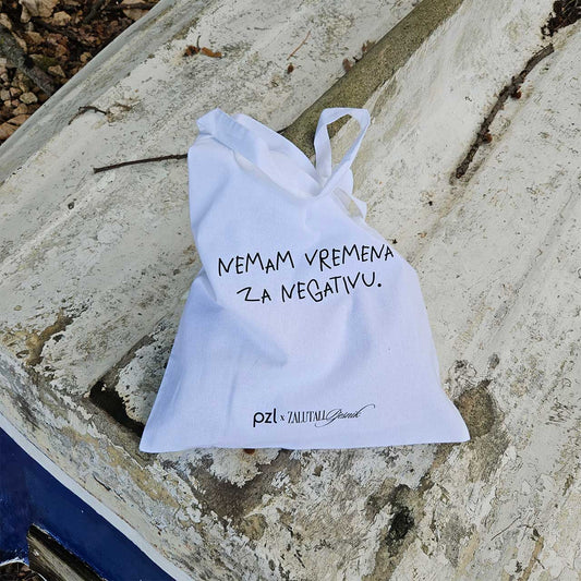 bijeli ceker s printom natpisa "Nemam vremena za negativu." - collab PZL x Zalutali Pjesnik