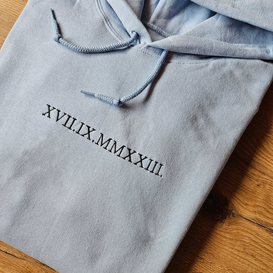 svijetlo plava hudica s personaliziranim vezom datuma po želji