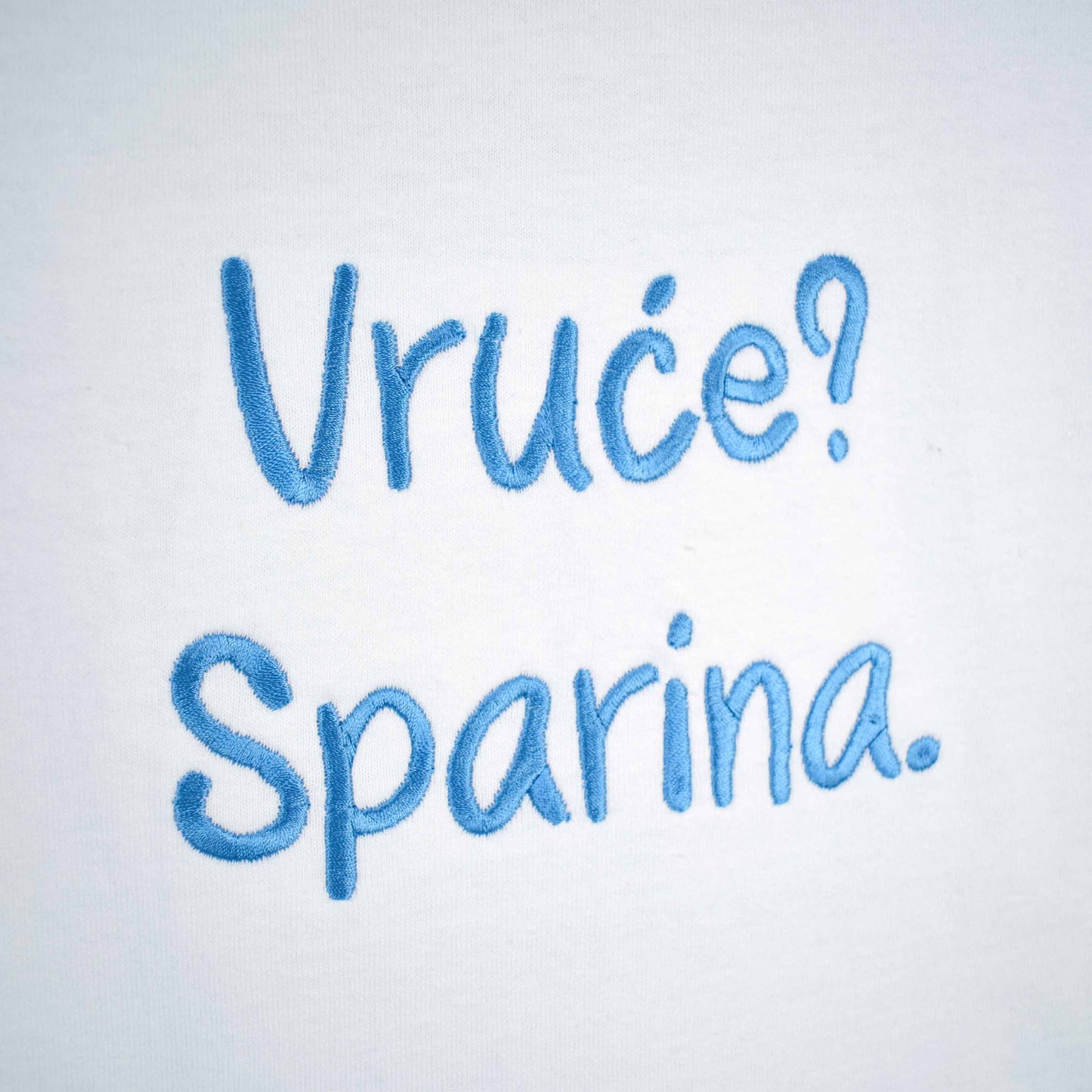 bijela majica kratkih rukava s vezom natpisa "Vruće? Sparina."