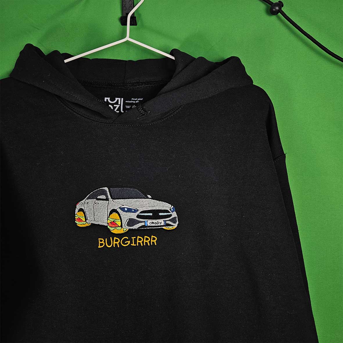 Hudica s personaliziranim punim vezom automobila