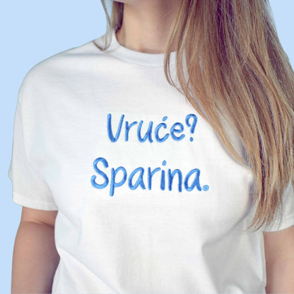 bijela majica kratkih rukava s vezom natpisa "Vruće? Sparina."