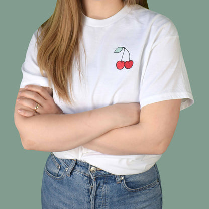 bijela majica kratkih rukava s vezom trešnje