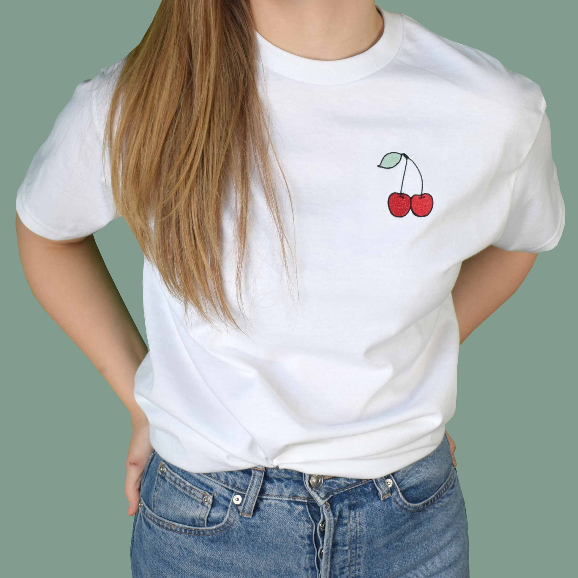 bijela majica kratkih rukava s vezom trešnje