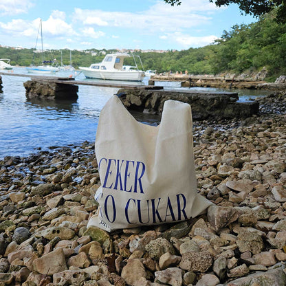 bež ceker s printom natpisa "ceker k'o cukar." - collab PZL x Zalutali Pjesnik