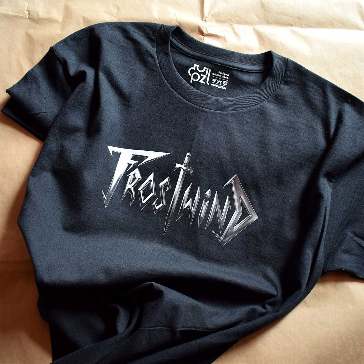crna majica s personaliziranim printom