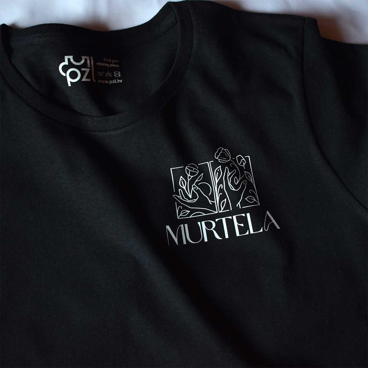 crna kratka majica s printom logotipa