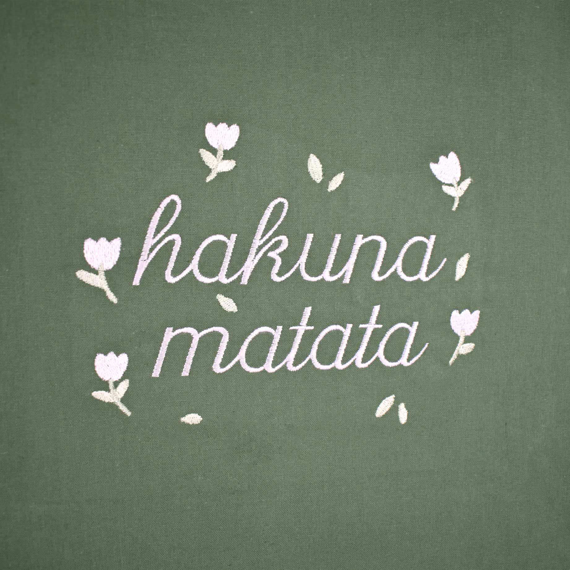 zeleni pamučni ceker s vezom natpisa "hakuna matata"