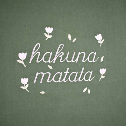 zeleni pamučni ceker s vezom natpisa "hakuna matata"