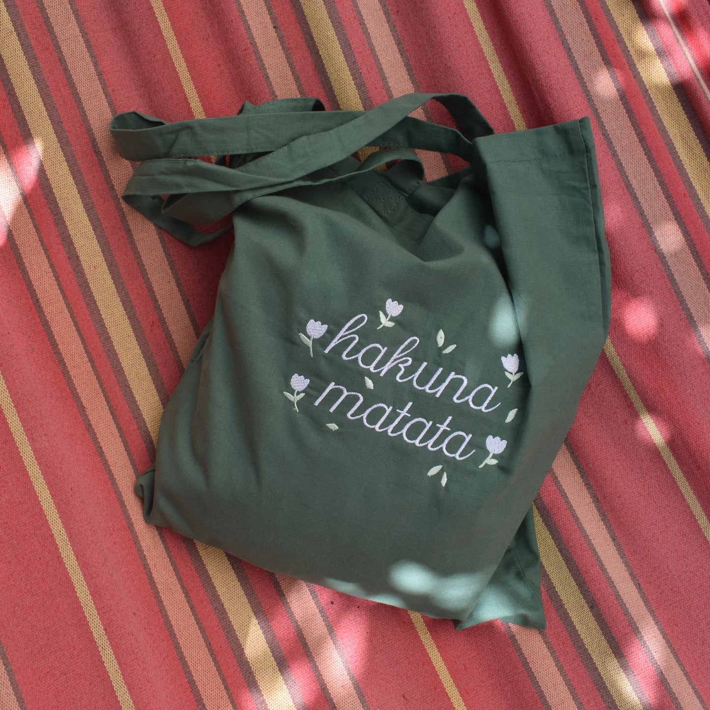 zeleni pamučni ceker s vezom natpisa "hakuna matata"