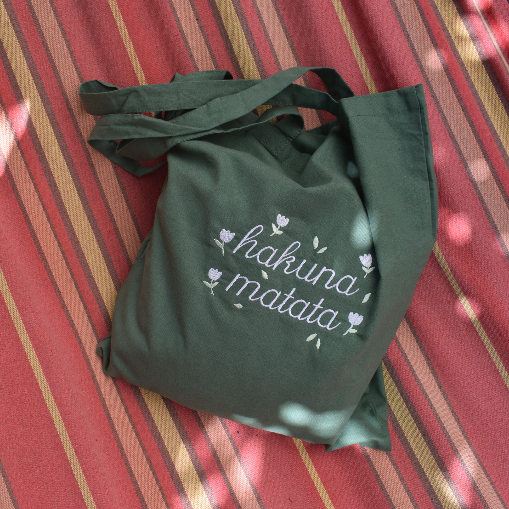 zeleni pamučni ceker s vezom natpisa "hakuna matata"