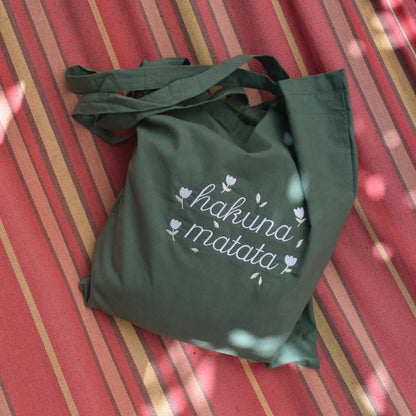 zeleni pamučni ceker s vezom natpisa "hakuna matata"