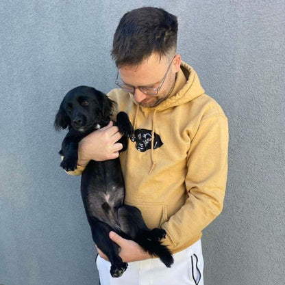 zadovoljni kupac u bež hudici s personaliziranim vezom svog ljubimca