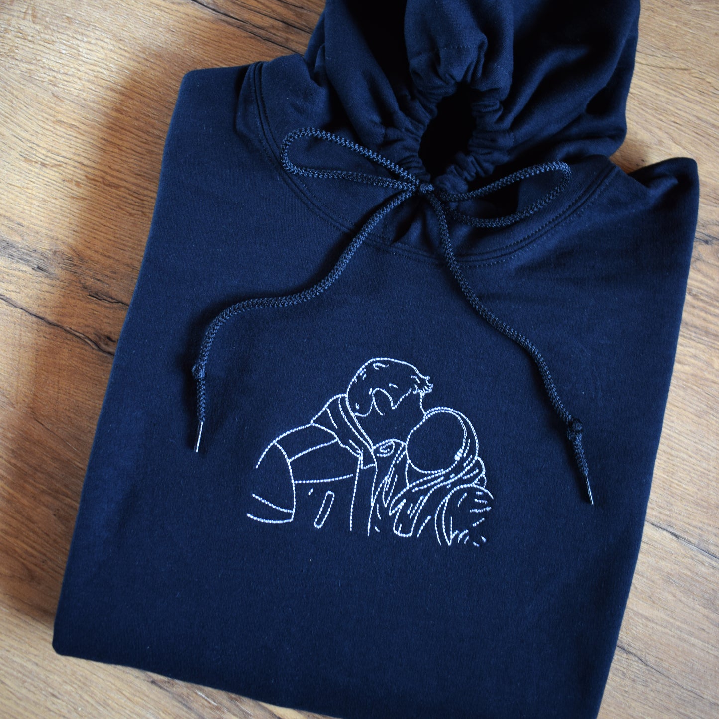 crna hudica s personaliziranim vezom siluete napravljene prema fotografiji