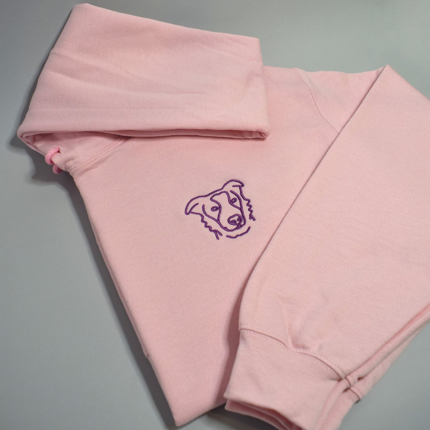 svijetlo roza hudica s personaliziranim vezom siluete vašeg ljubimca