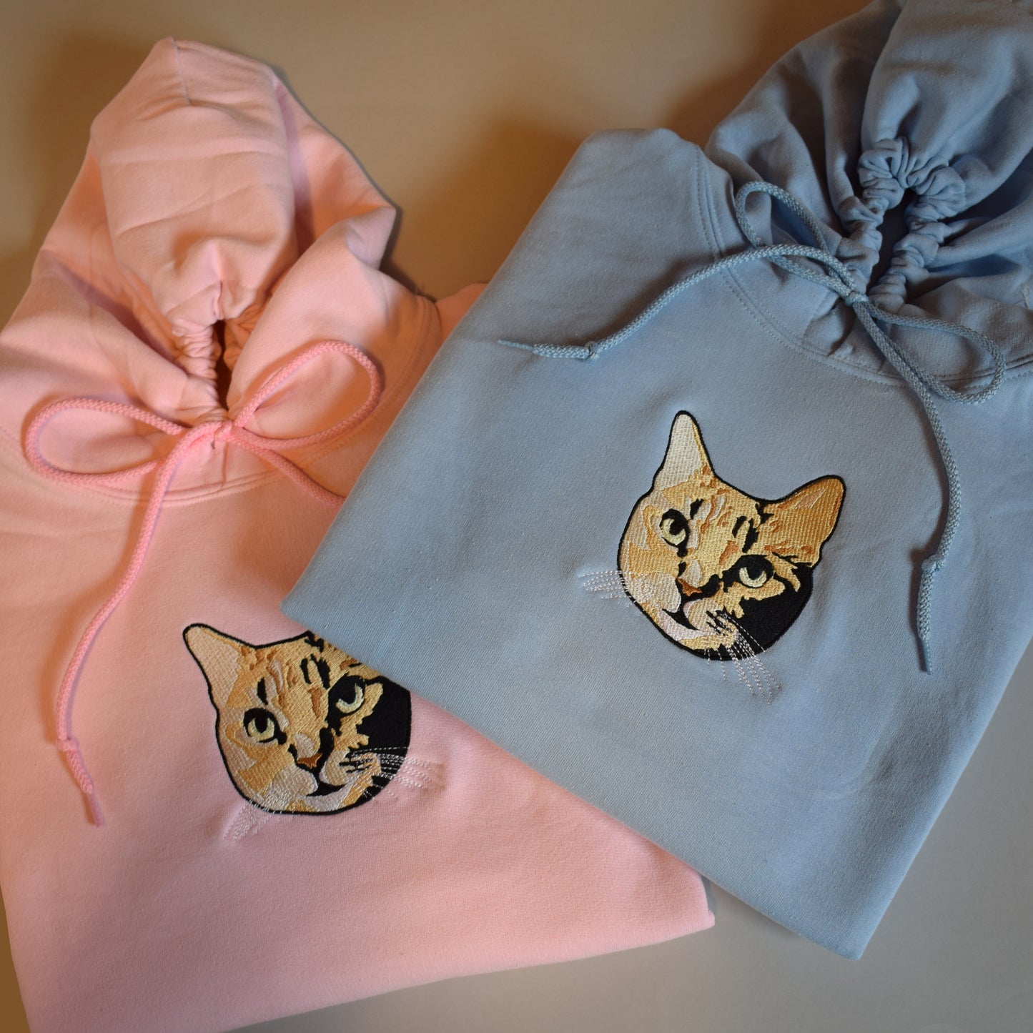 svijetlo roza i svijetlo plava hudica s personaliziranim vezom mačke