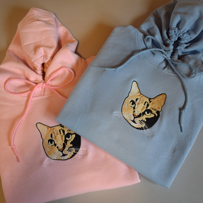 svijetlo roza i svijetlo plava hudica s personaliziranim vezom mačke