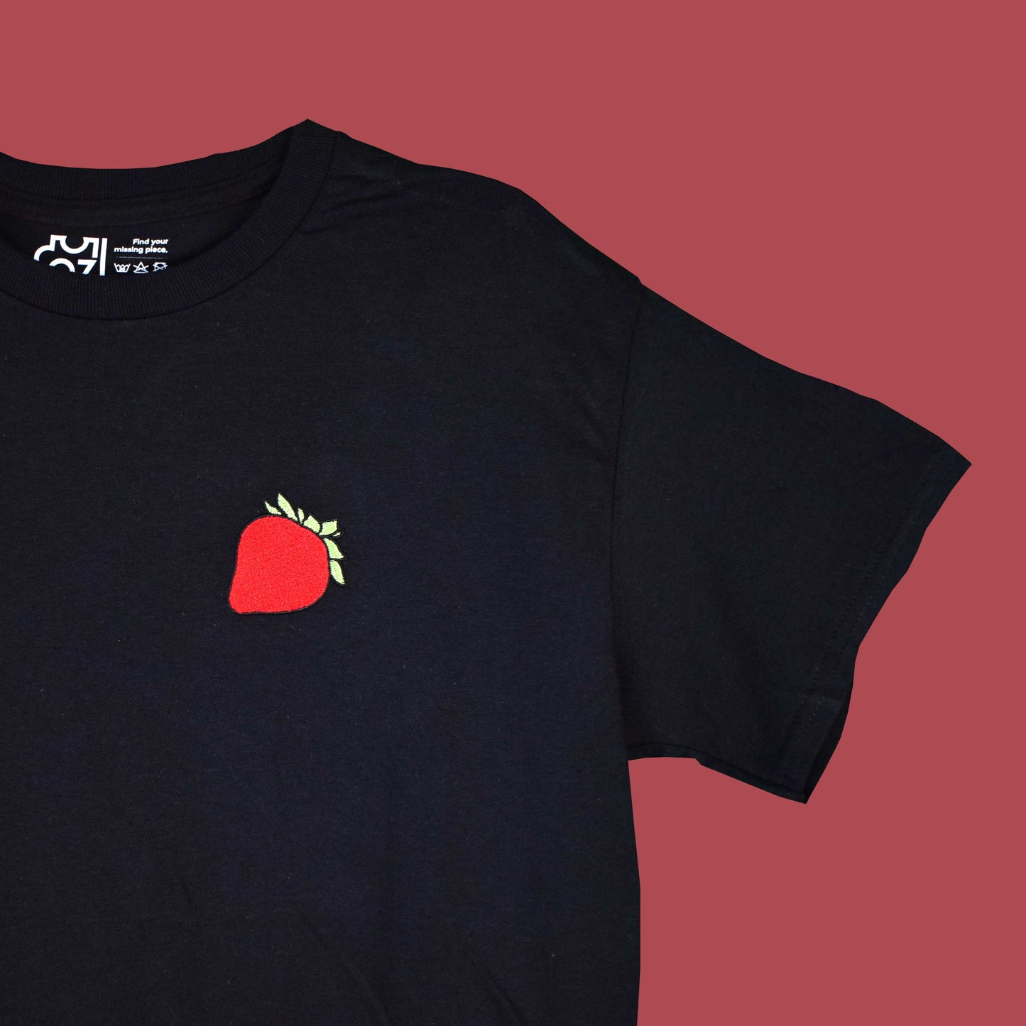 crna majica kratkih rukava s vezom jagode