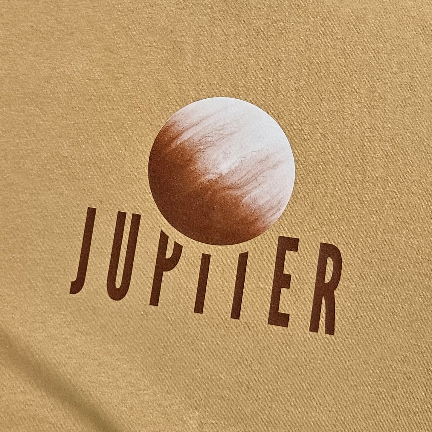 svijetlo smeđa majica kratkih rukava s printom planeta Jupitera