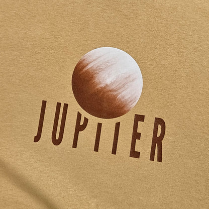 svijetlo smeđa majica kratkih rukava s printom planeta Jupitera