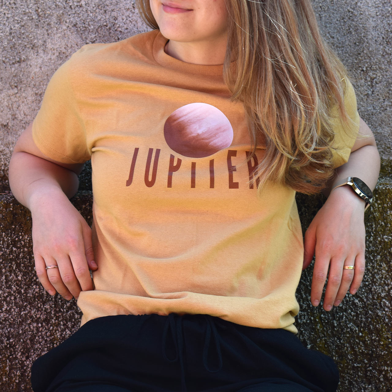 svijetlo smeđa majica kratkih rukava s printom planeta Jupitera