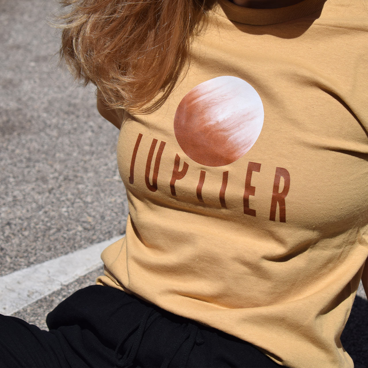 svijetlo smeđa majica kratkih rukava s printom planeta Jupitera