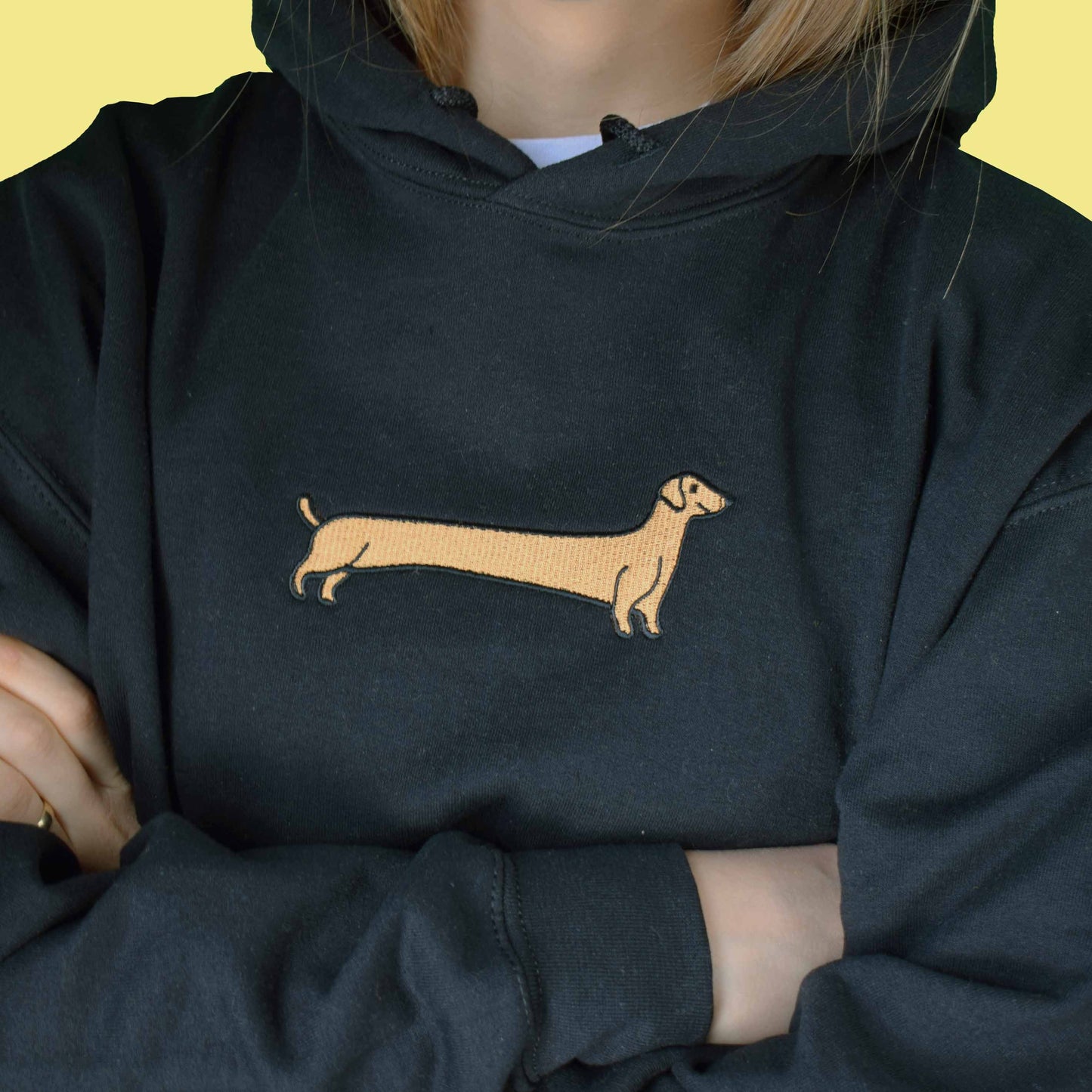 crna hudica s vezom jazavčara