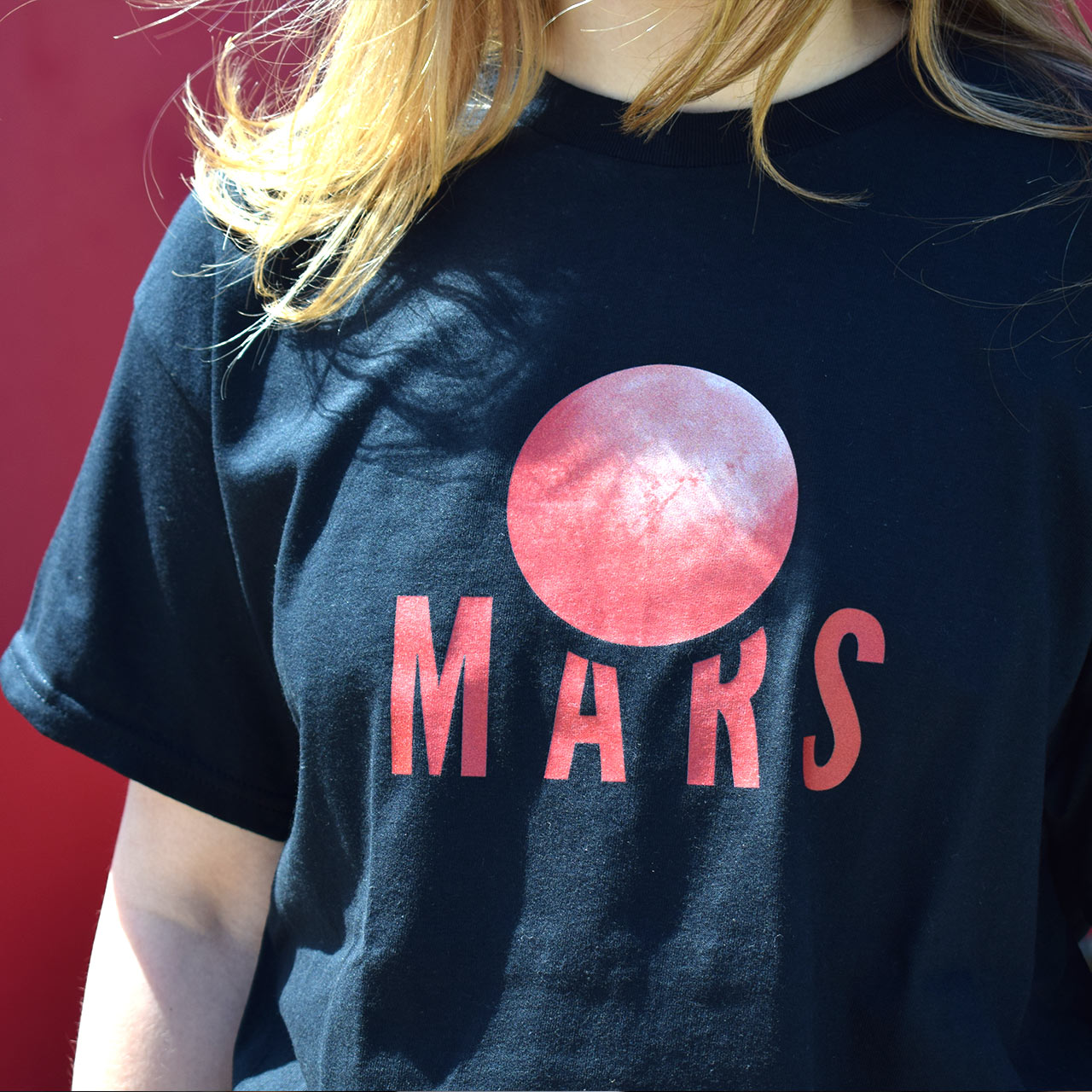 crna majica kratkih rukava s printom planeta Marsa