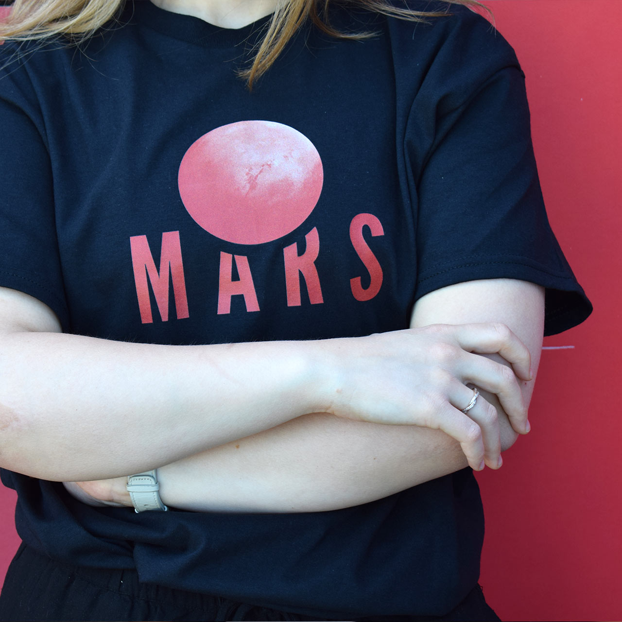 crna majica kratkih rukava s printom planeta Marsa