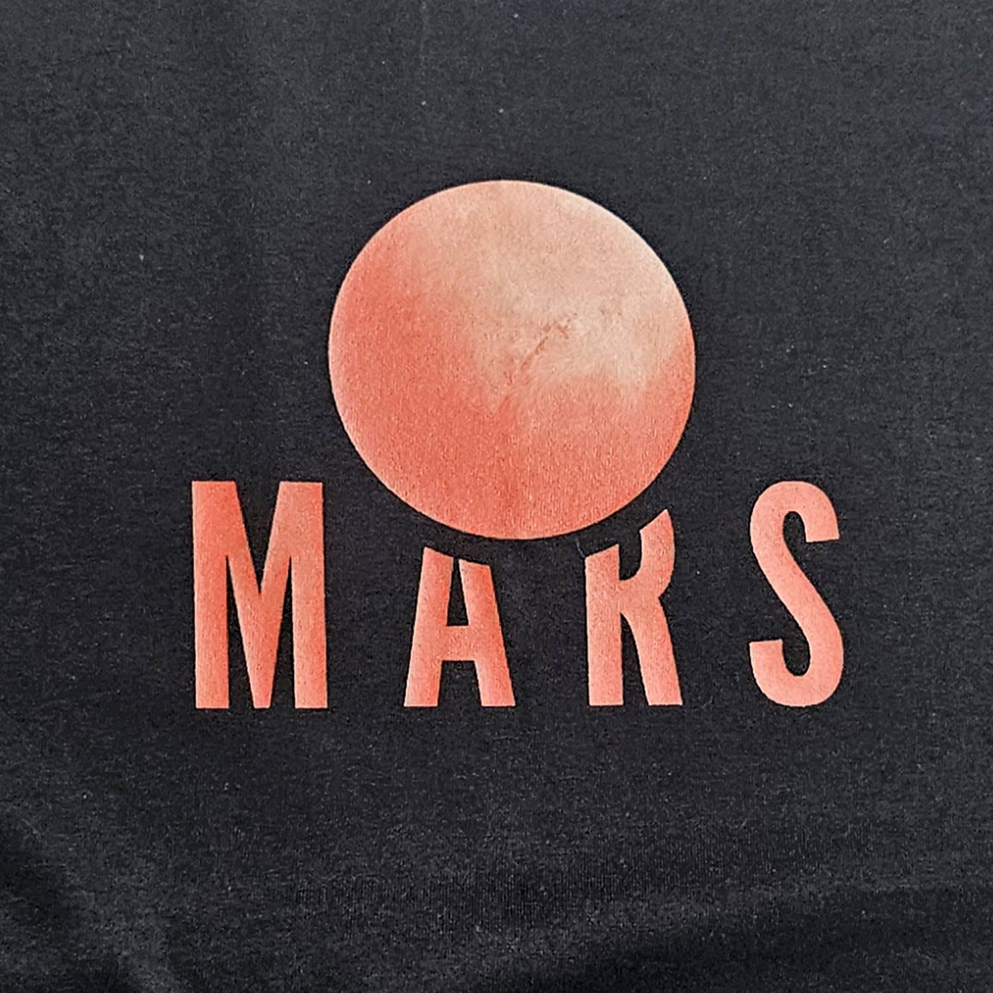 crna majica kratkih rukava s printom planeta Marsa