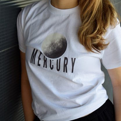 bijela majica kratkih rukava s printom planeta Merkura