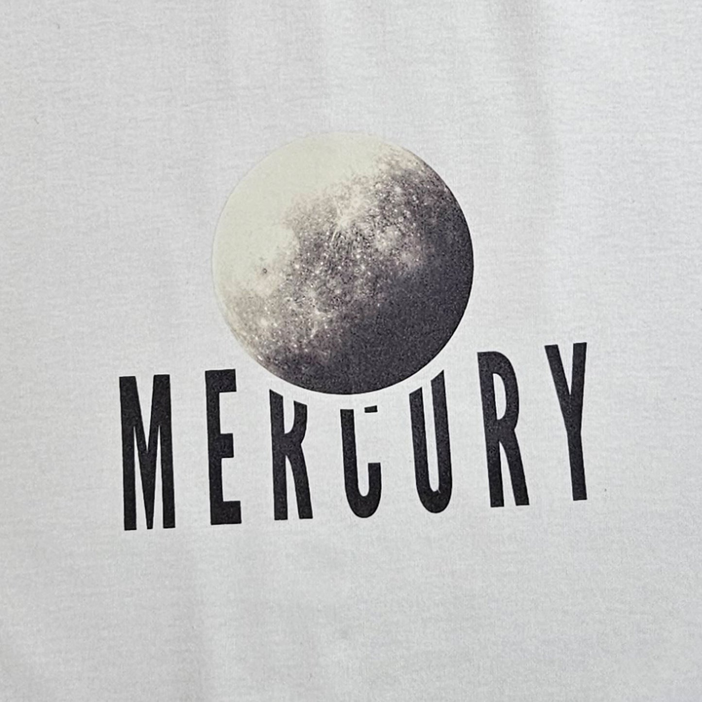 bijela majica kratkih rukava s printom planeta Merkura