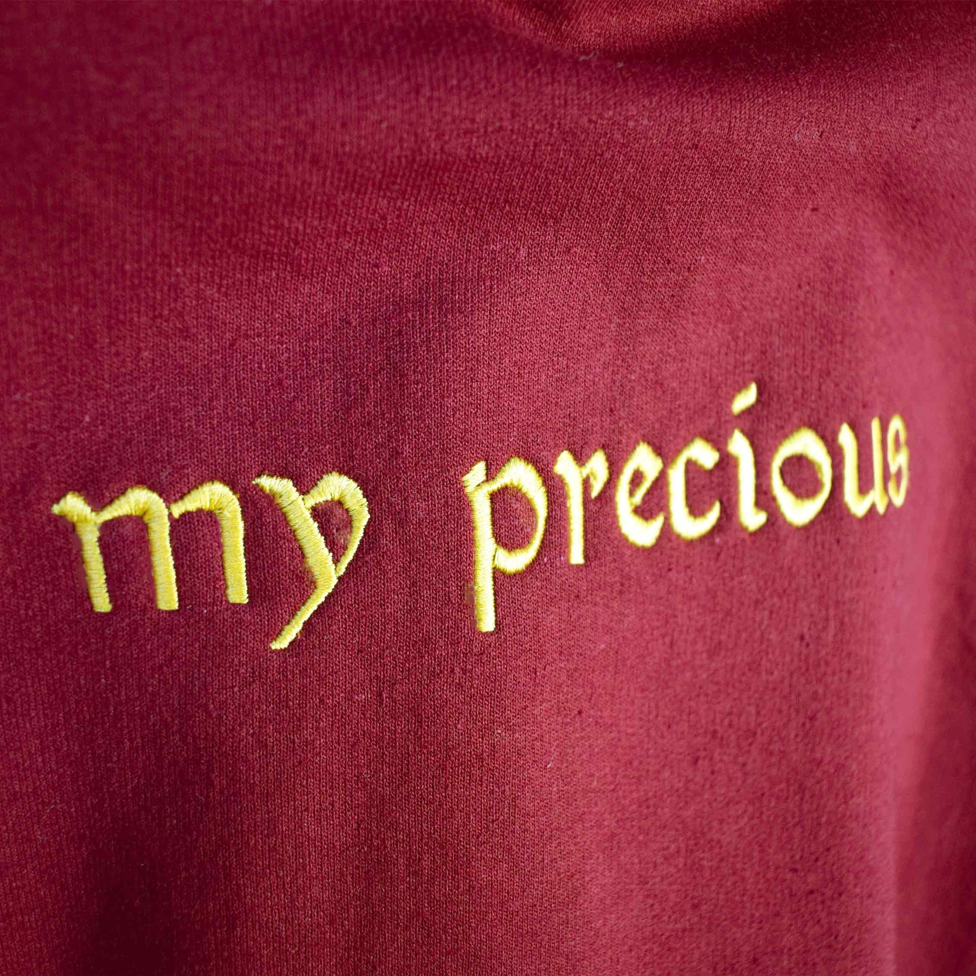 bordo hudica s vezom natpisa "my precious"