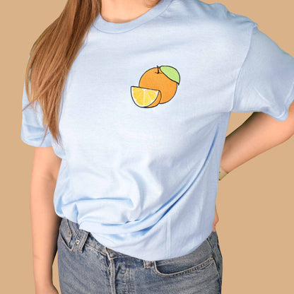 svijetlo plava majica kratkih rukava s vezom naranče