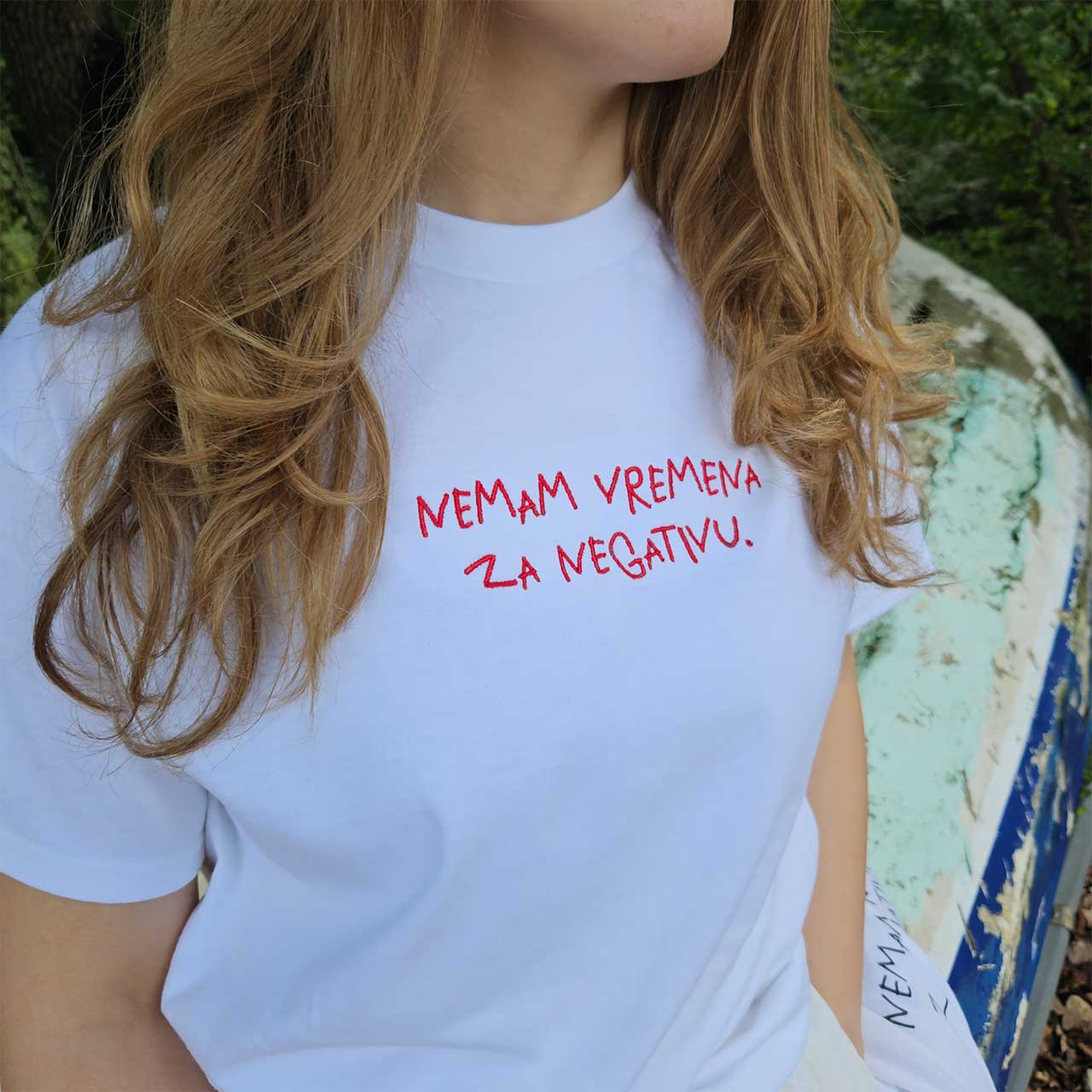 NEMAM VREMENA ZA NEGATIVU. majica s vezom i printom