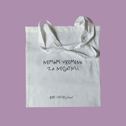 bijeli ceker s printom natpisa "Nemam vremena za negativu." - collab PZL x Zalutali Pjesnik