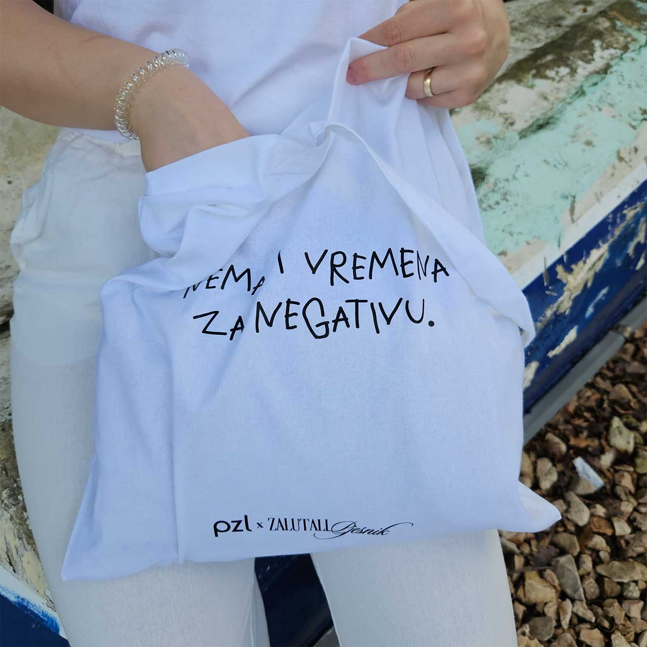bijeli ceker s printom natpisa "Nemam vremena za negativu." - collab PZL x Zalutali Pjesnik