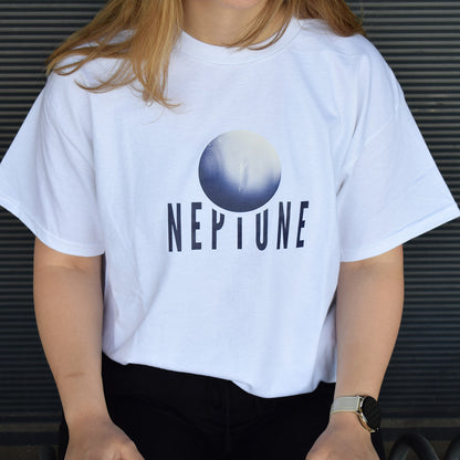 bijela majica kratkih rukava s printom planeta Neptuna