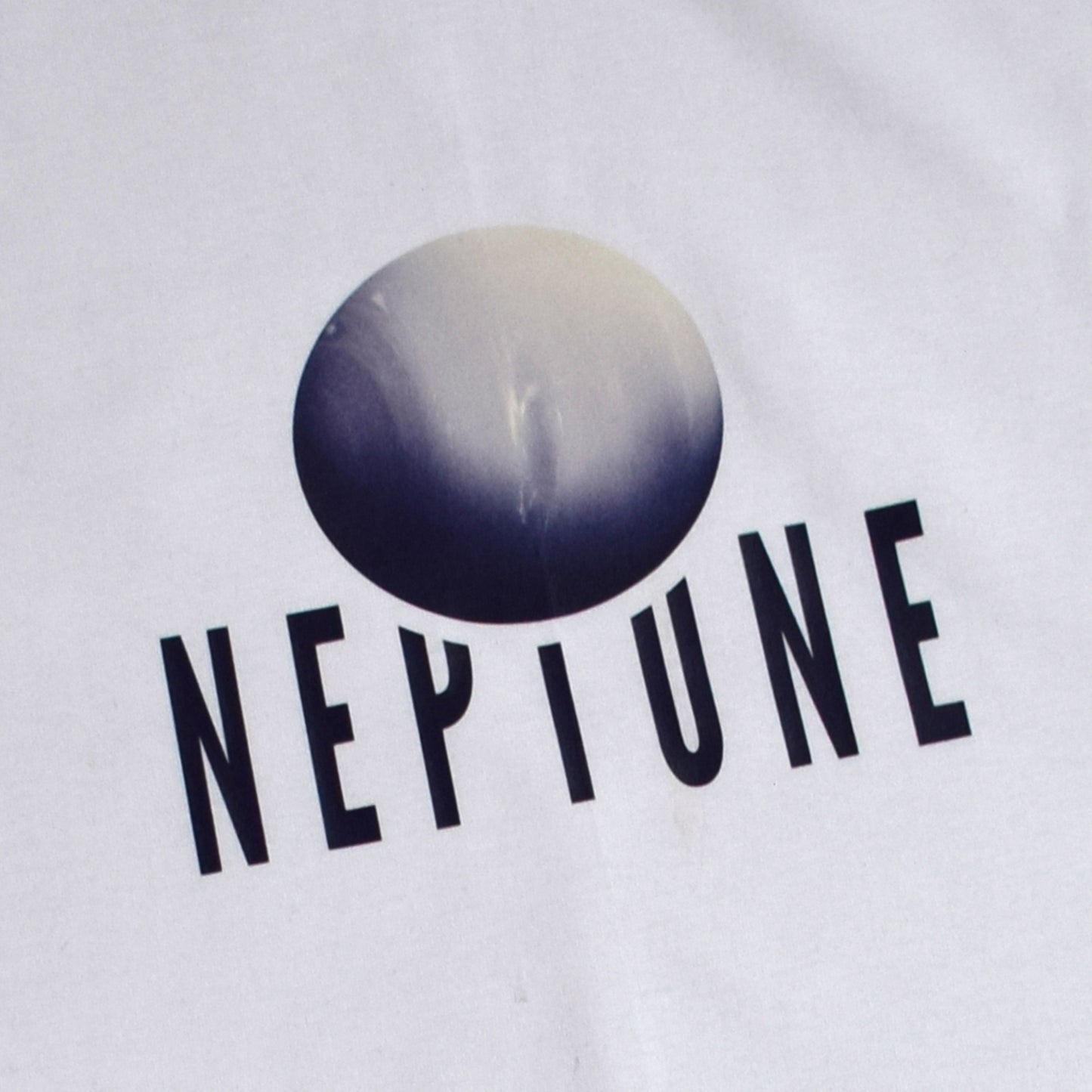 bijela majica kratkih rukava s printom planeta Neptuna