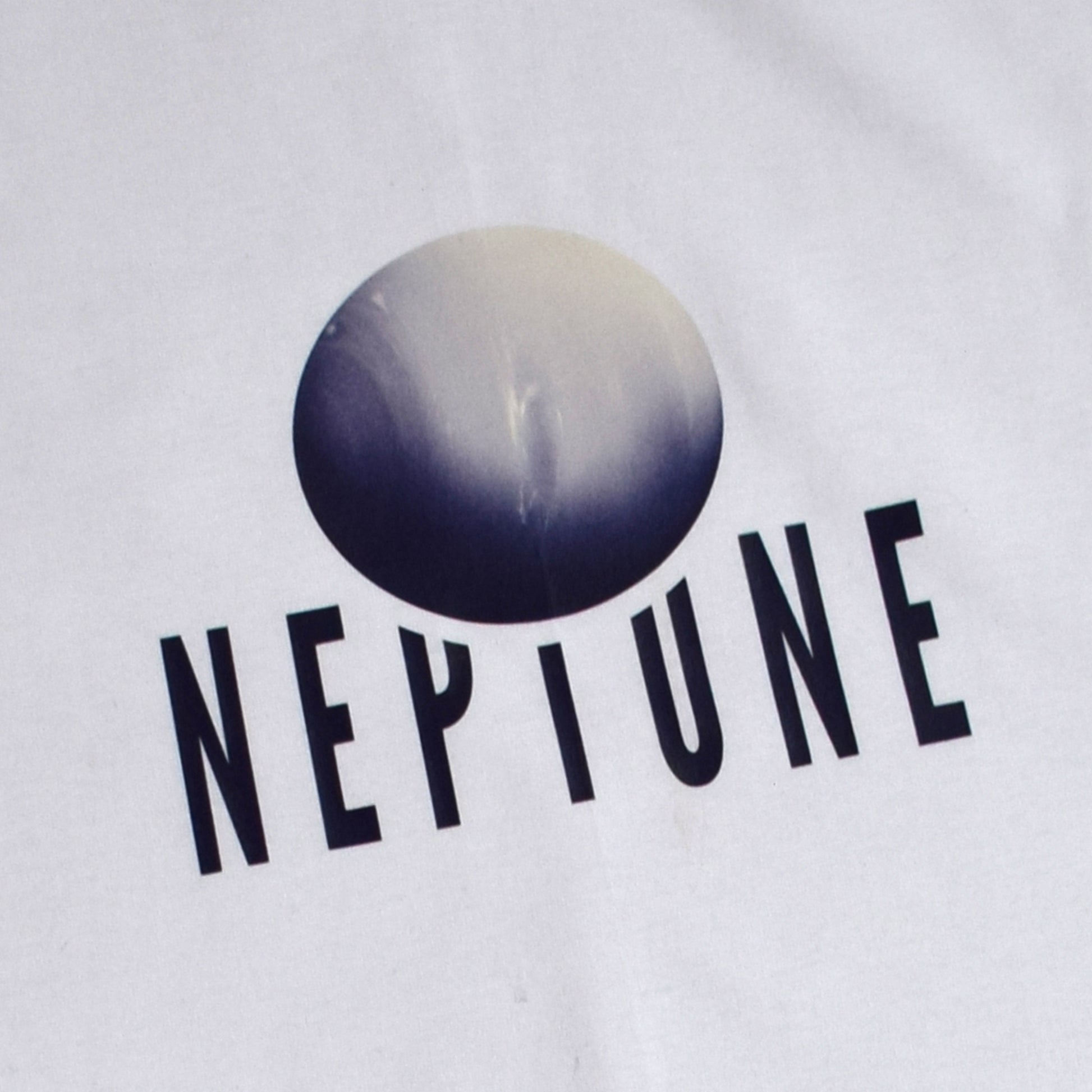 bijela majica kratkih rukava s printom planeta Neptuna