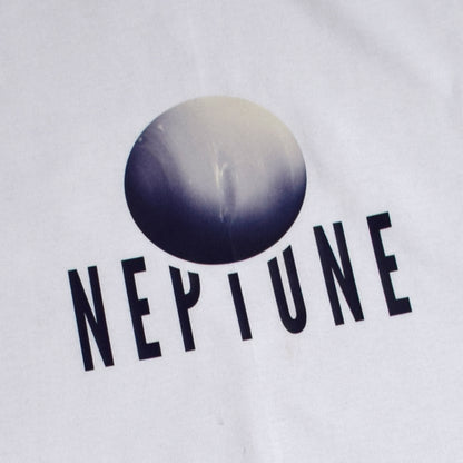 bijela majica kratkih rukava s printom planeta Neptuna
