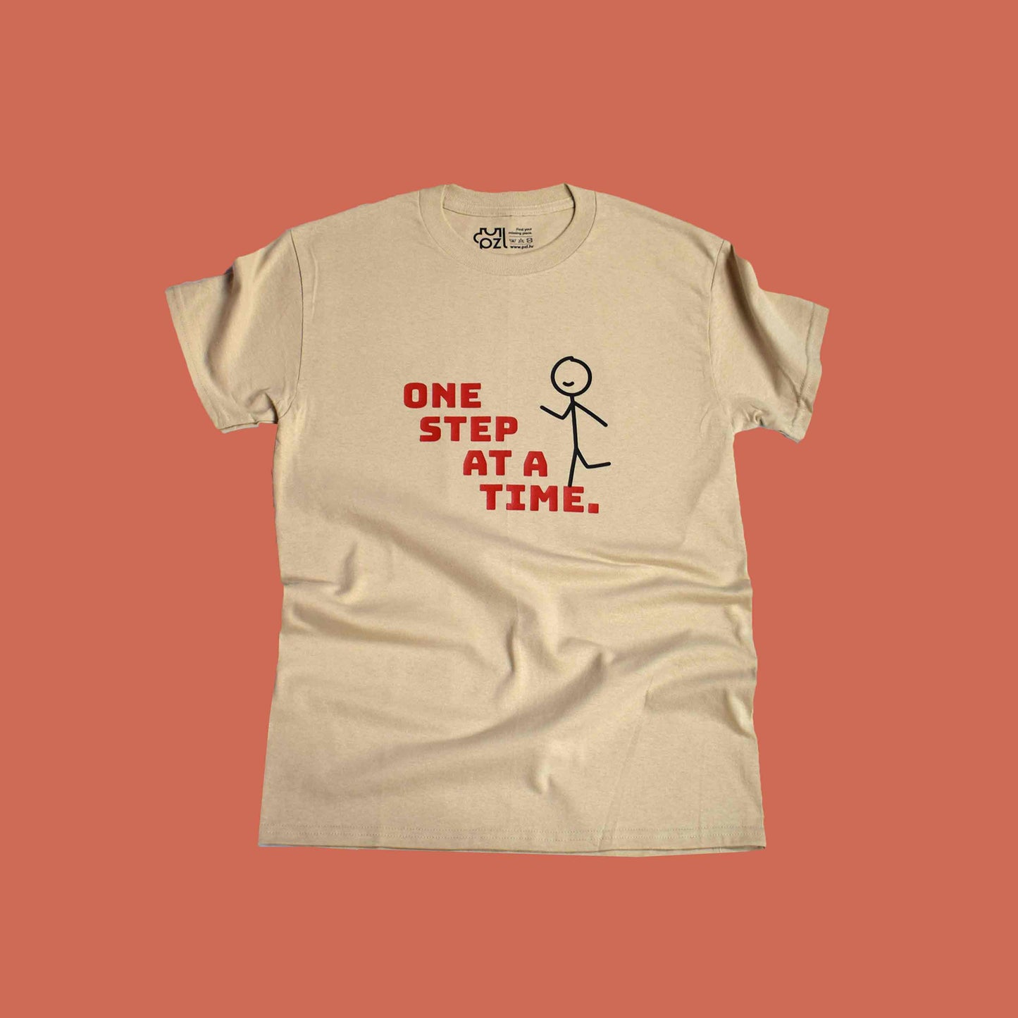 bež majica kratkih rukava s printom natpisa "one step at a time"