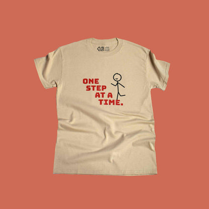 bež majica kratkih rukava s printom natpisa "one step at a time"