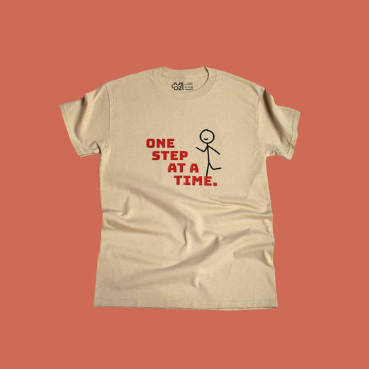 bež majica kratkih rukava s printom natpisa "one step at a time"