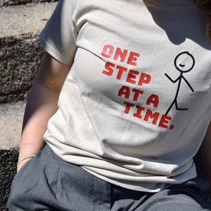 bež majica kratkih rukava s printom natpisa "one step at a time"