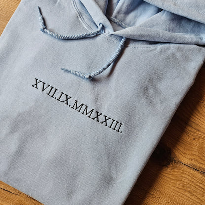 svijetlo plava hudica s personaliziranim vezom datuma po želji