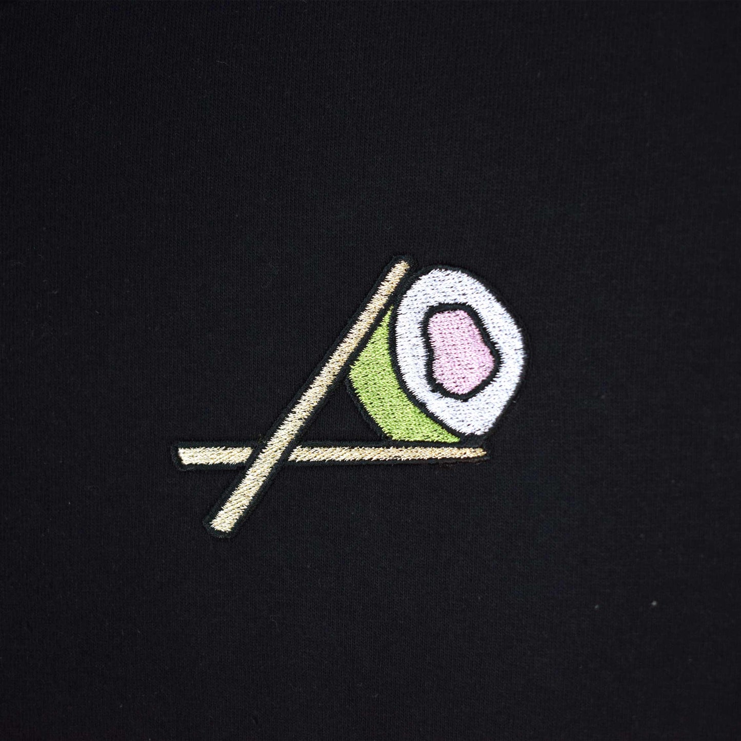 crna majica kratkih rukava s vezom sushija